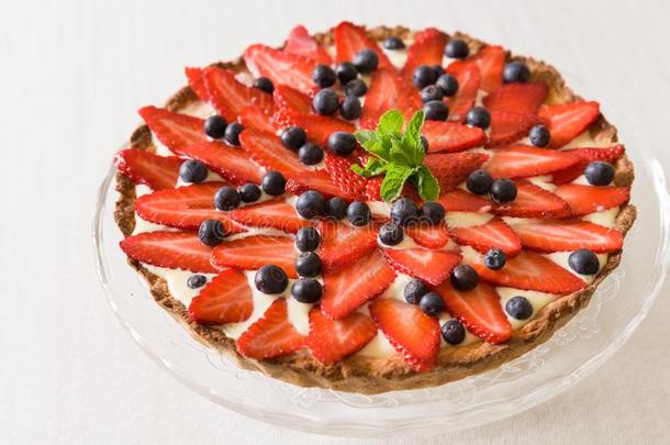 自家制的奶酪蛋糕装饰和有机的草莓,蓝莓