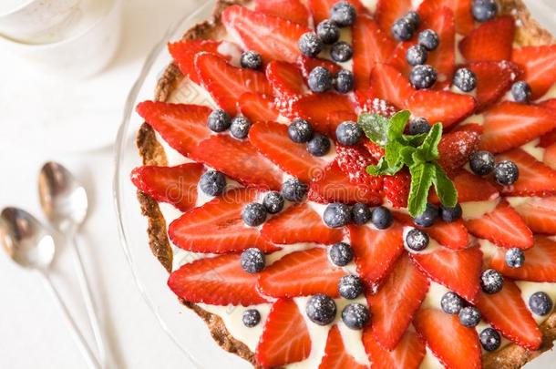 自家制的奶酪蛋糕装饰和有机的草莓,蓝莓