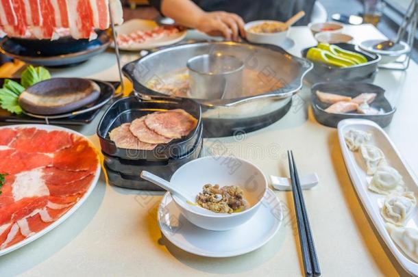 朝鲜人焖罐菜肴和牛肉,海产食品和面条