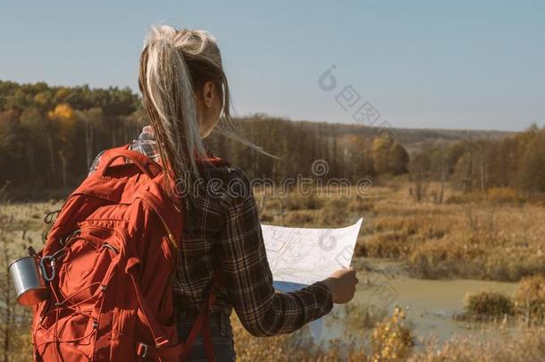 同行的业余爱好女士地图勘查落下风景