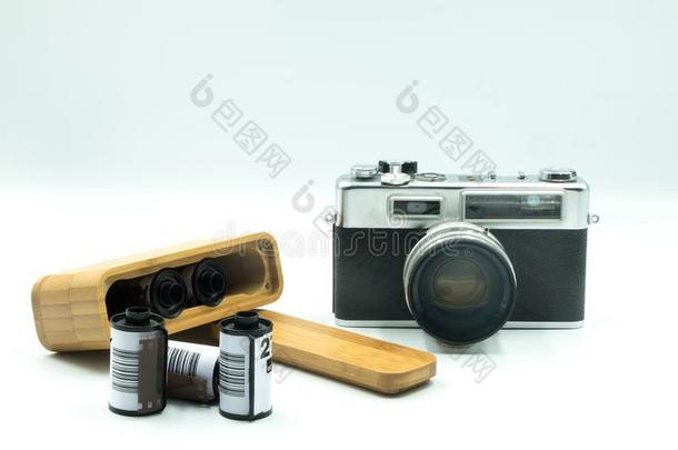 老的酿酒的影片照相机和木制的例为照相机影片s准备