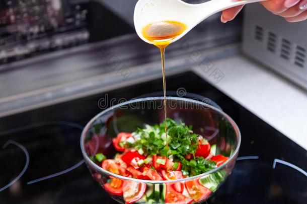 准备关于沙拉从新鲜的蔬菜,黄瓜,番茄
