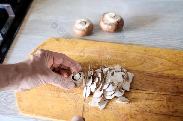 心手将切<strong>开新</strong>鲜的蘑菇采用厨房