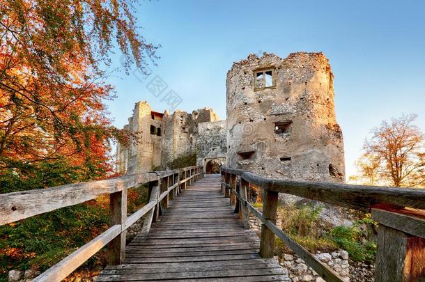斯洛伐克-破坏关于城堡乌罗韦茨在美好的秋日落园林景观