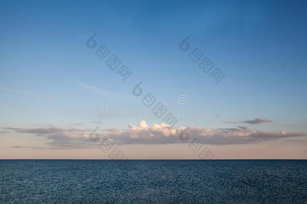 海景画.镇定的海.天和云越过指已提到的人海