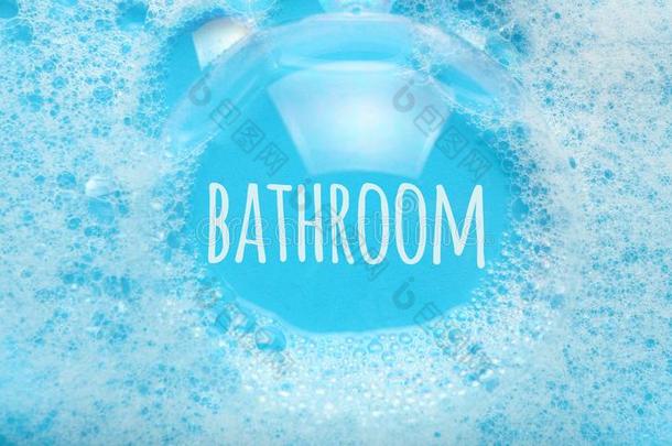 浴室观念.肥皂肥皂水起泡沫和泡从洗涤剂
