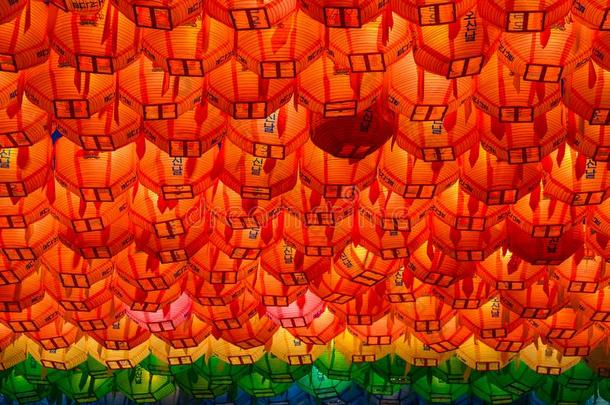 行和行关于富有色彩的被照明的佛教的<strong>莲花灯笼</strong>