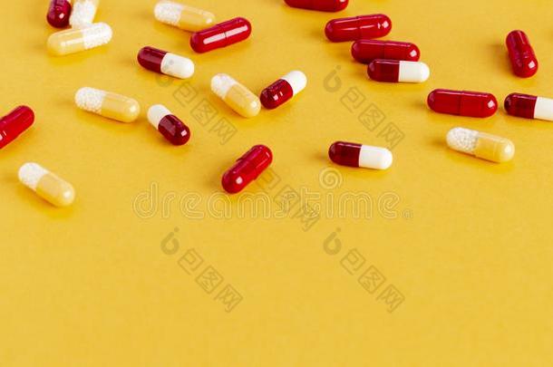 分散的黄色的和<strong>红色</strong>的药物胶囊和积极的微<strong>颗粒</strong>