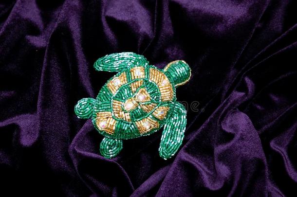 设计师<strong>胸针</strong>使关于hand使珠宝采用指已提到的人形状关于龟