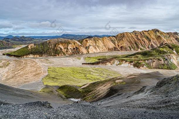 全景的看法关于富有色彩的流纹岩火山的山兰德曼