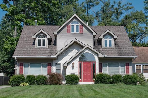 灰色房屋和红色的重音&屋顶窗