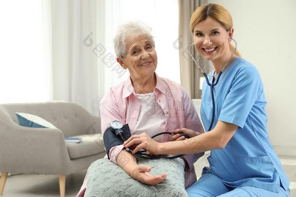 护士量血压关于上了年纪的女人.帮助人名