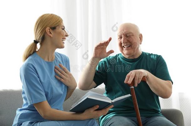 护士阅读书向上了年纪的男人.帮助较高的人