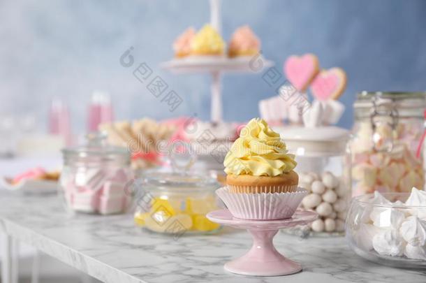 台和纸杯蛋糕和别的糖果向白色的大理石表.C和y