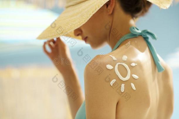 女人制革法在指已提到的人海滩和遮光剂乳霜
