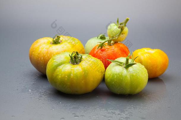 绿色的和红色的番茄,成熟过程