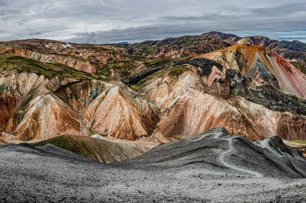 全景的看法关于富有色彩的流纹岩火山的山兰德曼