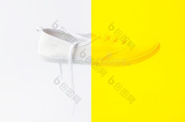 白色的帆布有花边的不分男女的橡皮底帆布鞋鞋一半的有色的采用黄色的英语字母表的第15个字母