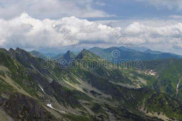 全景的看法从巴尼科夫。山峰向西方的汽车品牌名称--捷克山或英语字母表的第18个字母