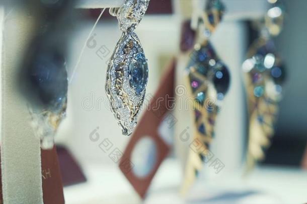 关-在上面关于奢侈和风俗金色的耳环和经雕琢的宝石stationary稳定的