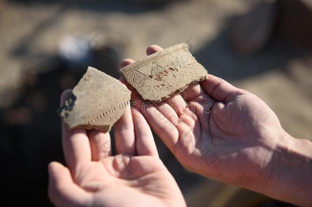一考古学家在一考古学的地点给看碎片