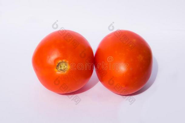 关在上面关于两个<strong>红色</strong>的番茄隔离的向白色的背景