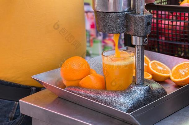 机械的果汁压.制造桔子果汁使用挤压machine机器