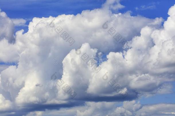 白色的-灰色大大地云浓缩进入中一r一采用y云采用指已提到的人蓝色