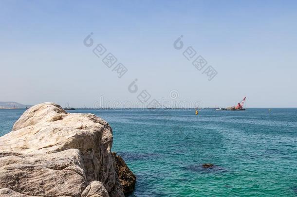 济南海滩和许多工业的船向horiz向.D向ghae,英语字母表的第7个字母