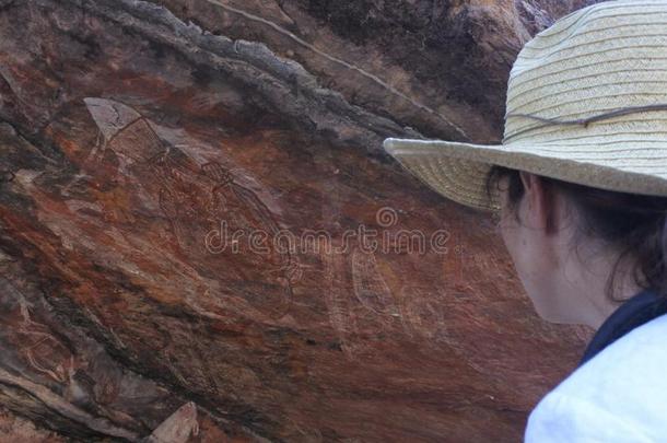 女人旅行者访问在优步岩石艺术地点采用卡卡杜N在ional爸