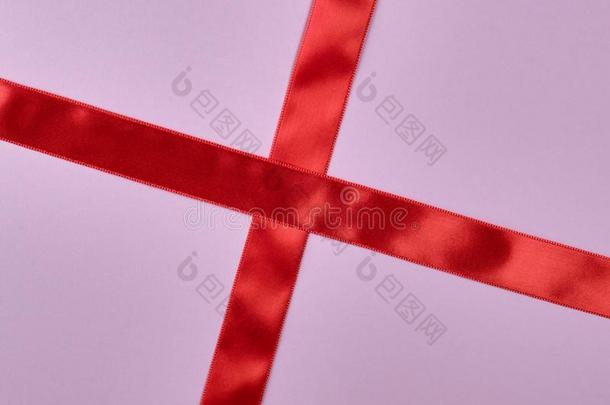 红色的缎带十字架向十字架向紫色的背景
