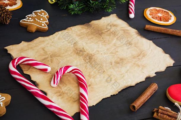 圣诞节糖果,姜甜饼干向木制的背景.圣诞节
