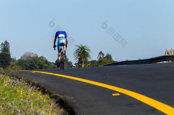 骑自行车的人路骑手赛跑独唱小<strong>山顶</strong>在的后面照片