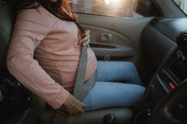 怀孕的女人系牢她安全带在期间一次向一c一r