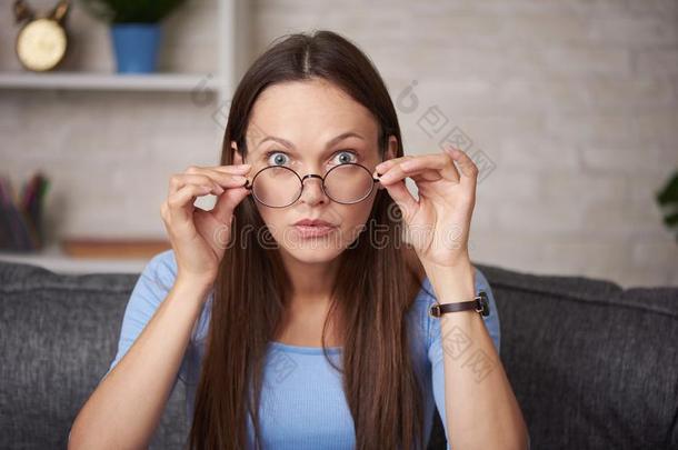 惊愕的年幼的女人是（be的三单形式使人疲乏的圆形的眼镜