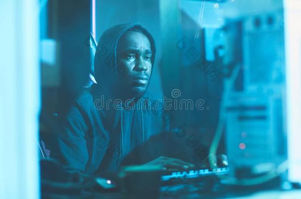 疲倦的黑的男人打字向计算机