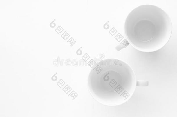 空的杯子和茶杯托假雷达向白色的背景,平坦的