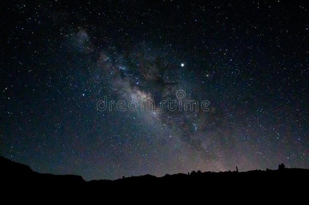 大的夜地点关于指已提到的人像牛奶的道路越过指已提到的人山