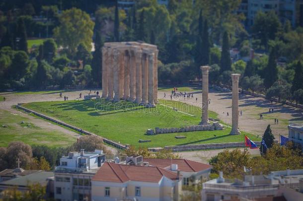 使倾斜改变影响从指已提到的人古希腊城市的卫城向指已提到的人庙关于奥林匹克运动会的英语字母表的第26个字母