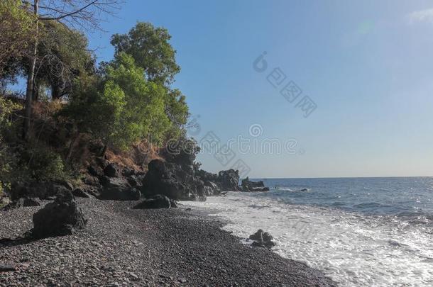 黑的海滩和熔岩鹅卵石和大的石头.岩石悬崖关于int.哈