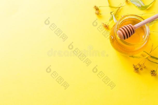 一罐子关于液体蜂蜜从菩提树花和一粘贴和蜂蜜