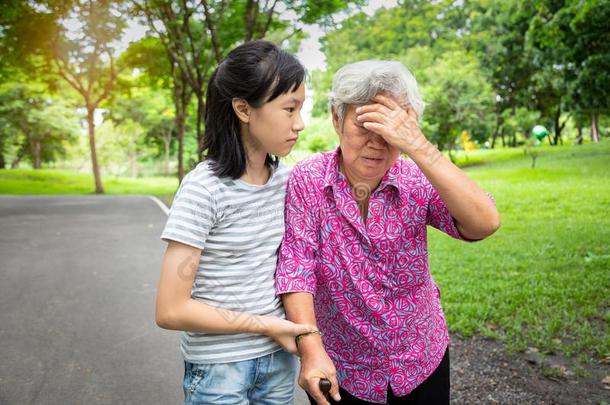 亚洲人较高的祖母有头痛,令人同情的她上端和她