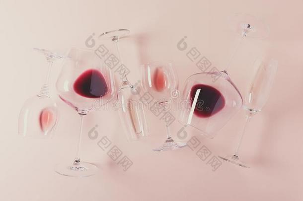 各式各样的酒杯和红色的,玫瑰和白色的葡萄酒说谎向粉红色的
