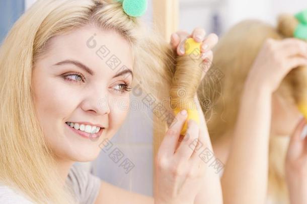 白肤金发碧眼女人女人使用头发巨浪