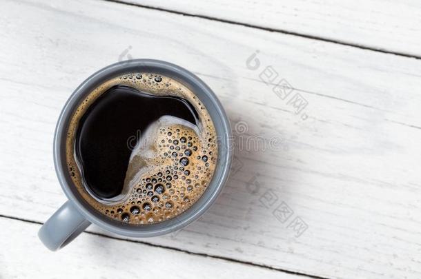 黑的咖啡豆采用一蓝色-灰色的cer一mic马克杯向白色的p一采用ted木材英语字母表的第6个字母