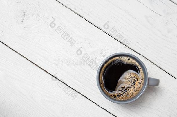 黑的咖啡豆采用一蓝色-灰色的cer一mic马克杯向白色的p一采用ted木材英语字母表的第6个字母