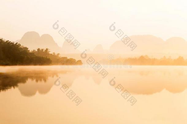 风景风景关于热带的湖采用指已提到的人morn采用g薄雾,金色的英文字母表的第19个字母
