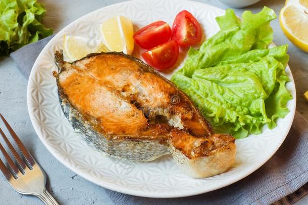 牛排烘烤制作的鲑鱼鱼向一pl一te和新鲜的veget一bles