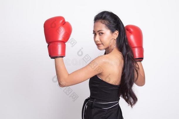 年幼的亚洲人女人和红色的拳击拳击手套