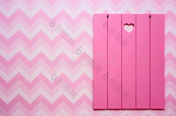空白的木制的框架向粉红色的有条纹的墙,空的空间为文本,